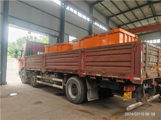 善車(chē)峪客戶訂購(gòu)12臺(tái)側(cè)卸式礦車(chē)陸續(xù)發(fā)貨